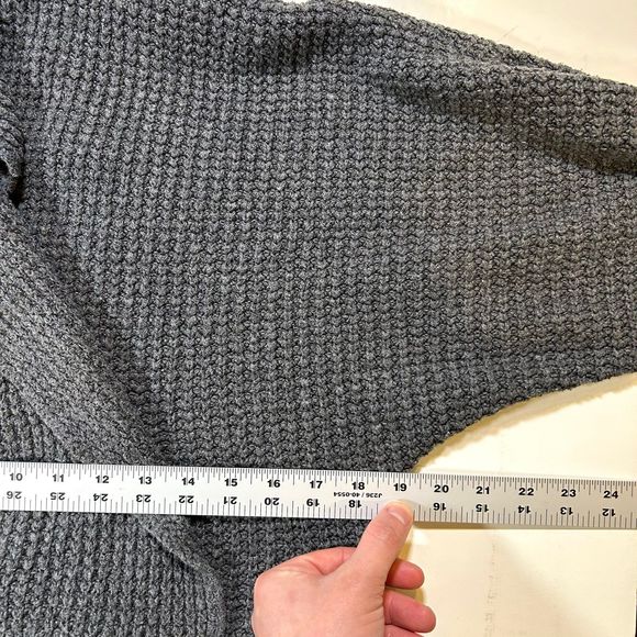 Abercrombie and Fitch Cropped Knit Cardigan Sweater Womens Small Gray - Picture 8 of 8